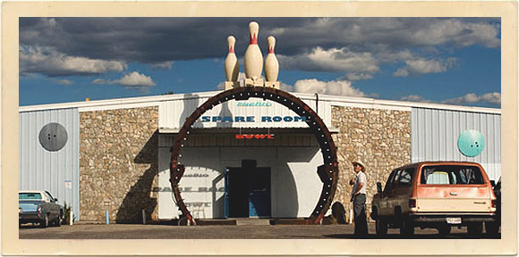 Bad Blake (Jeff Bridges) arrives at his next gig, at the “Spare Room” bowling alley just outside Espanola, New Mexico.